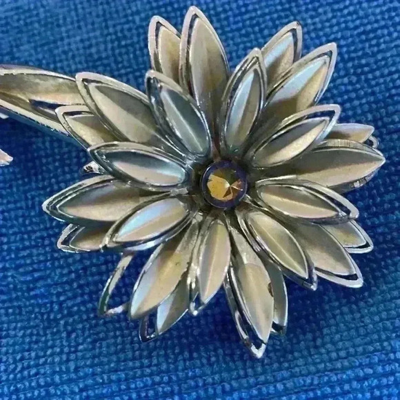 Flower Pin 🌸 - Picture 2 of 3